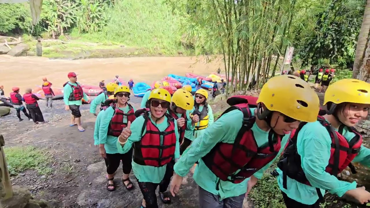 Keseruan Rafting di Sungai Elo Magelang saat debit air besar...