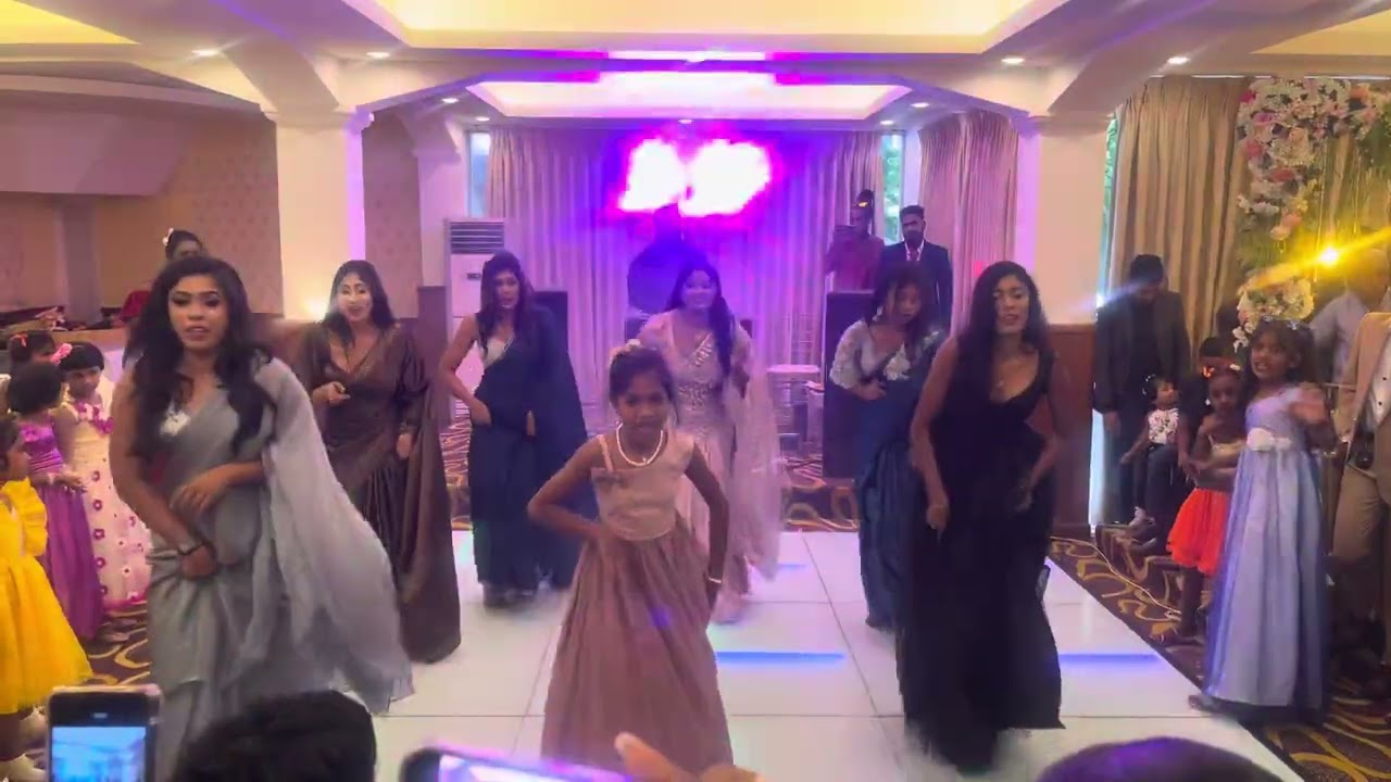 ලස්සන සප්‍රයිස් ඩාන්ස් එකක් !