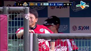 20130622 CPBL 獅 V.S 猿 1上 曾兆豪投出挖地瓜, 林志祥輕鬆上二壘