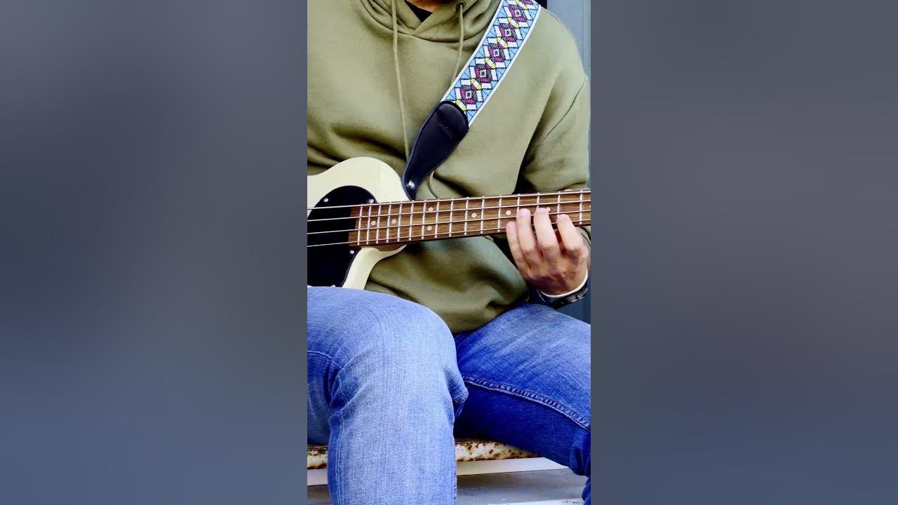 Маленькая, но мощная тревел бас-гитара Carry-On ST Bass - YouTube