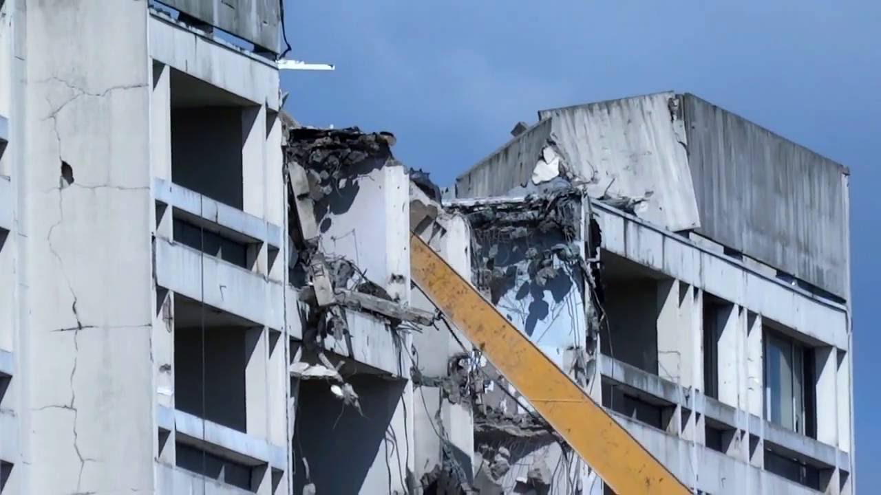 Uckange La démolition de la Tour des Tilleuls a commencé .04/05/2016