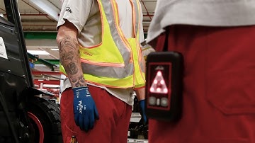 Portable safety - The Linde secure distance vest - Linde Material Handling [EN]