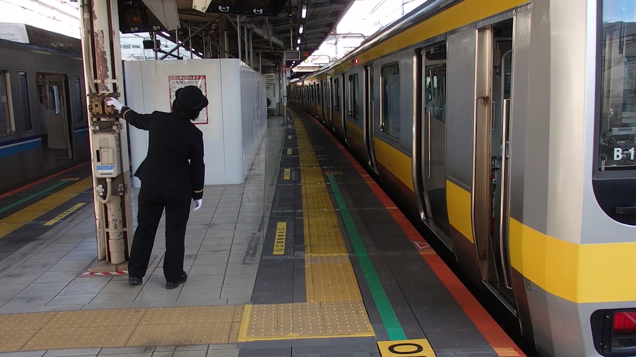 総武線三鷹駅での女性車掌動作RT１
