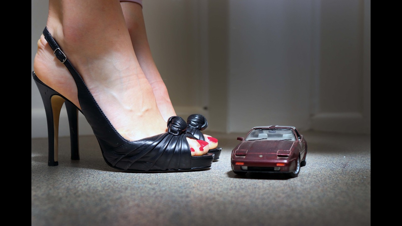 Burgundy Nissan 300ZX Model car vs black heel #crushexperiment #asmrcrush #highheels #modelcarcrush
