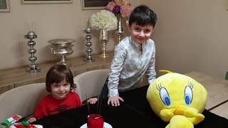 Fatih Selimin Arkadaşı Sürpriz Hediyeler Getirmiş