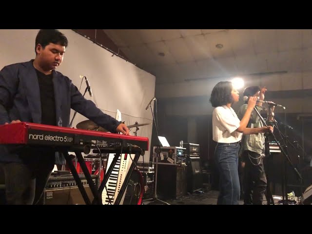 Hindia - Tinggalkan di Sana (Live at Rossi Musik, Jakarta 18/10/2019) class=