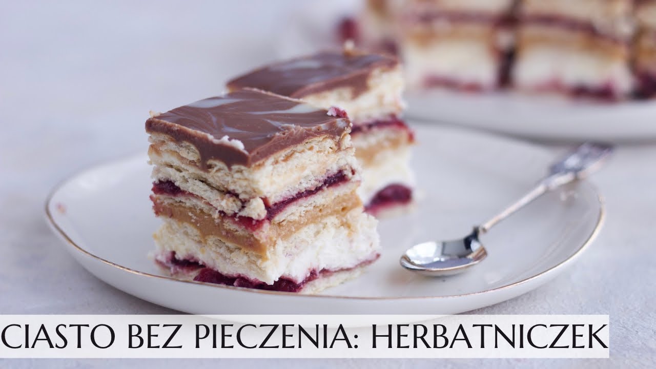 Szybkie ciasto bez pieczenia: herbatniczek. Ciasto z kajmakiem, wiśniami i kremem śmietankowym