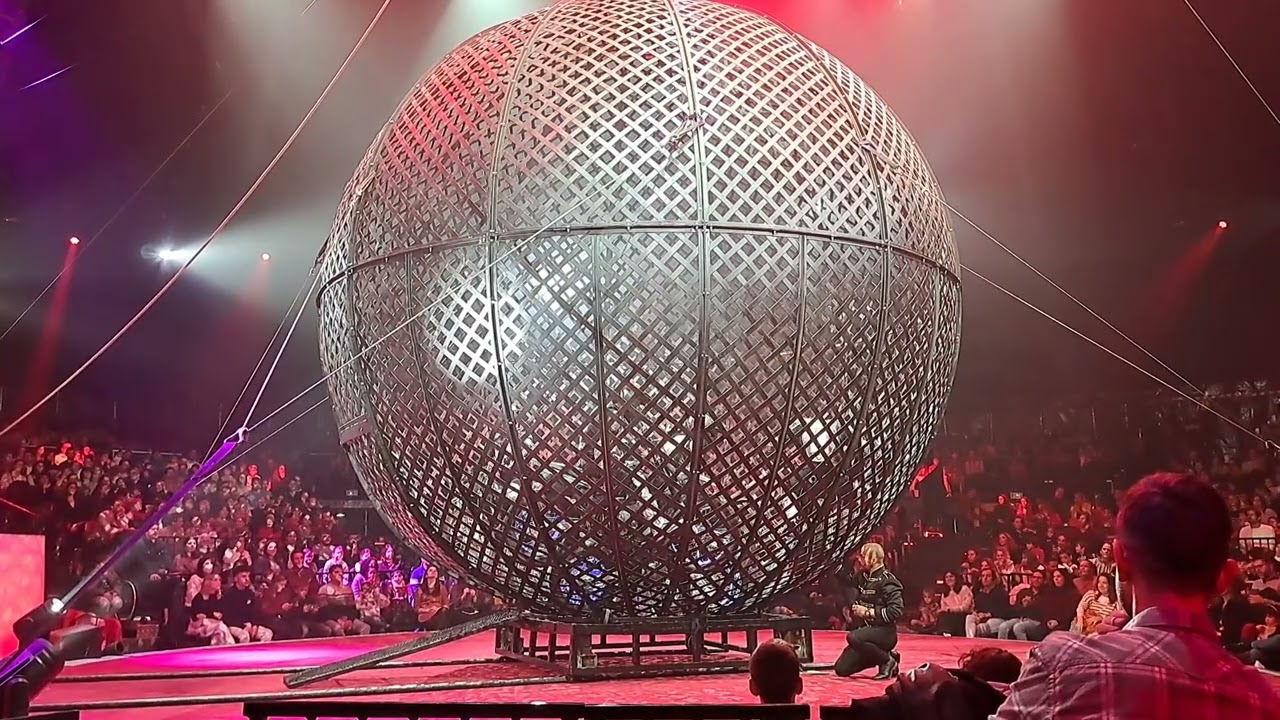 Circo mundial, exhibición de acrobacias en moto en jaula ,Ifema Madrid