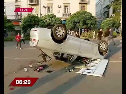 დემონსტრანტებმა ფილარმონიის წინ მანქანა ამოატრიალეს და დაამტვრიეს