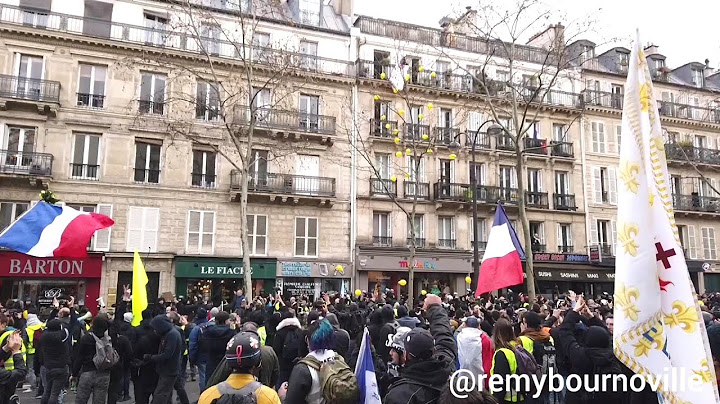 Un laché de ballons jaunes du dernier étage d’un immeuble provoque l’agitation de la foule #Acte60