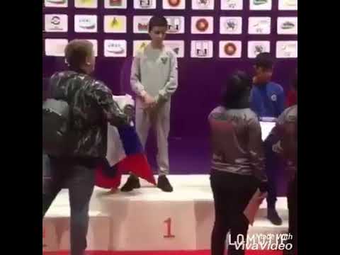 ბავშვმა რუსეთის დროშის ხელში დაჭერაზე უარი თქვა!