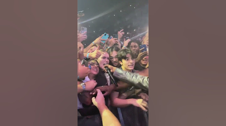 Travis Scott lets a fan perform with autotune 💀