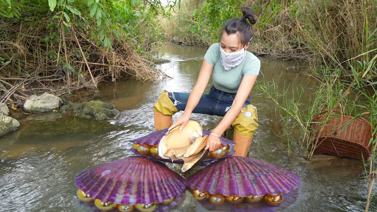 😱 Treasure Hunting Story‼️ A girl delves into the water and discovers ...
