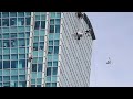 المتسلق الأمريكي أليكس هونولد يعتلي ناطحة سحاب من ١٠١ طابق بلا معدات أمان