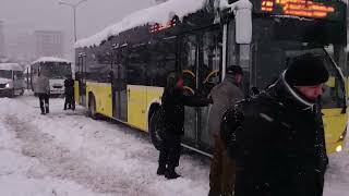 İETT Otobüsü Karda Kaldı Vatandaşlar İterek Kurtardı Resimi