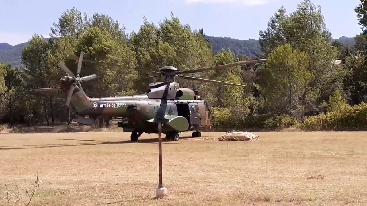 Hélicoptère Cougar  U.I.I.S.C.7 AMB terrain des Censiés Brignoles