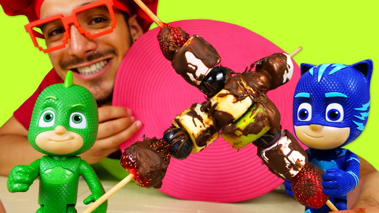 ⁣Pinchos de fruta y chocolate. ¿Quién tiene hambre? Vídeos de los juguetes PJ Masks.
