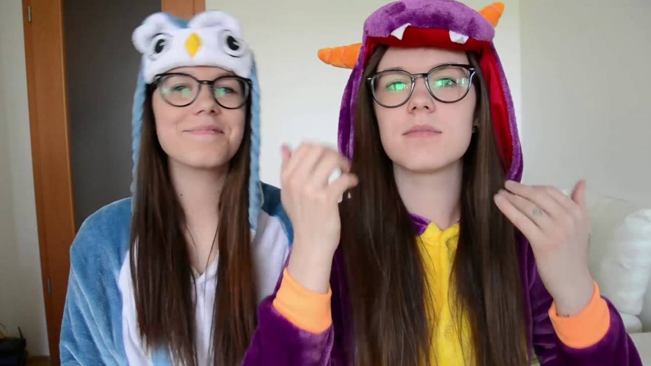 How To Tell Twins Apart Identical Twins Anja And Alja Youtube 