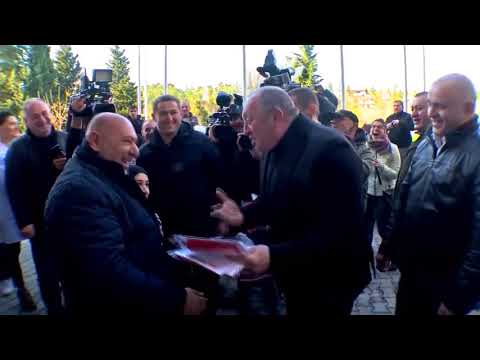 პრეზიდენტი  ახლა შენ დაკიდე, შენ თვითონ დაკიდე დროშა, გოგია წულაია!