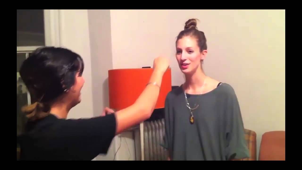 девушка плюет парню в лицо. девушка плюет парню в лицо. плюнул в рот. девушка ловит ртом.