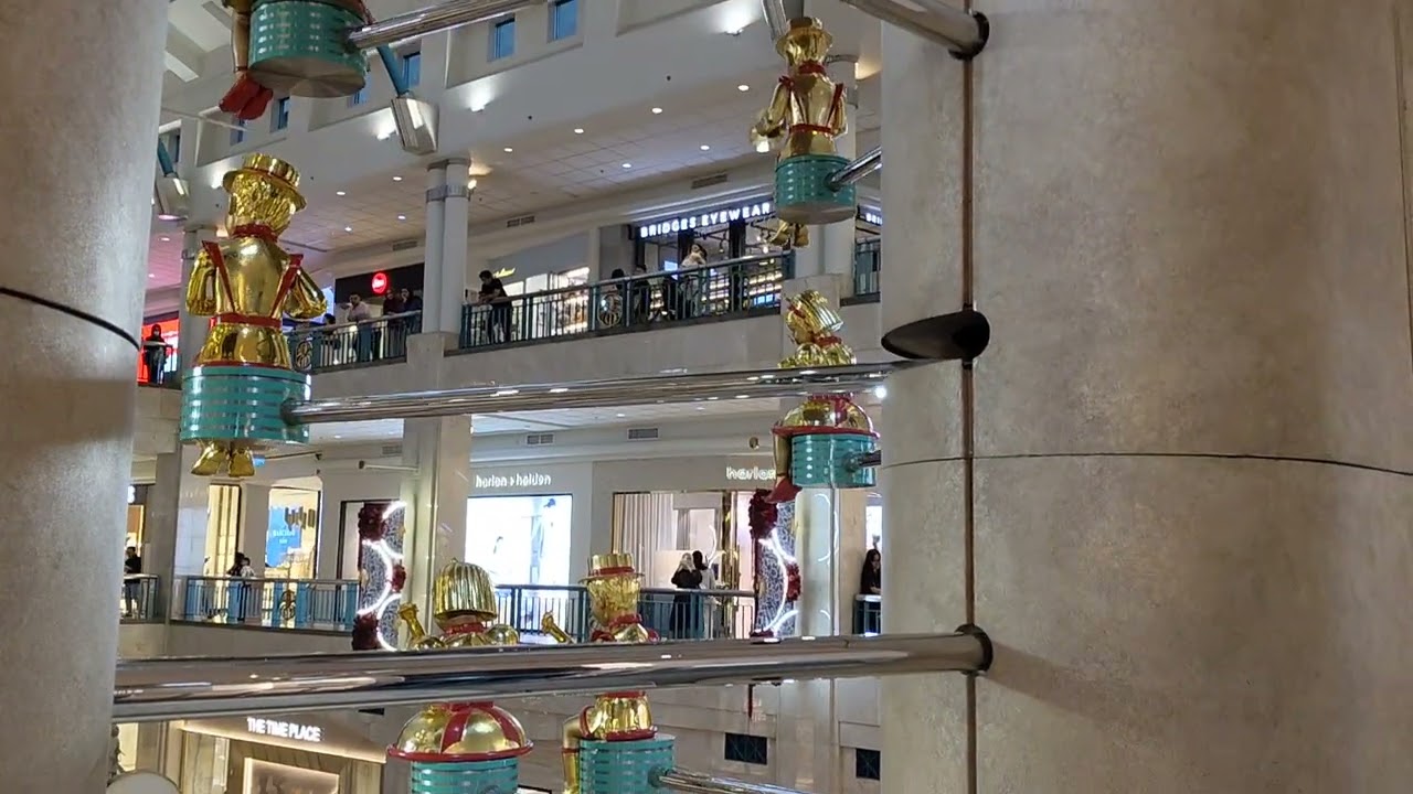 Plaza Senayan clock jam 6 hr minggu tanggal 25 January 2026.