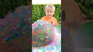 Oliver And Mom Pop Giant Orbeez Balloon