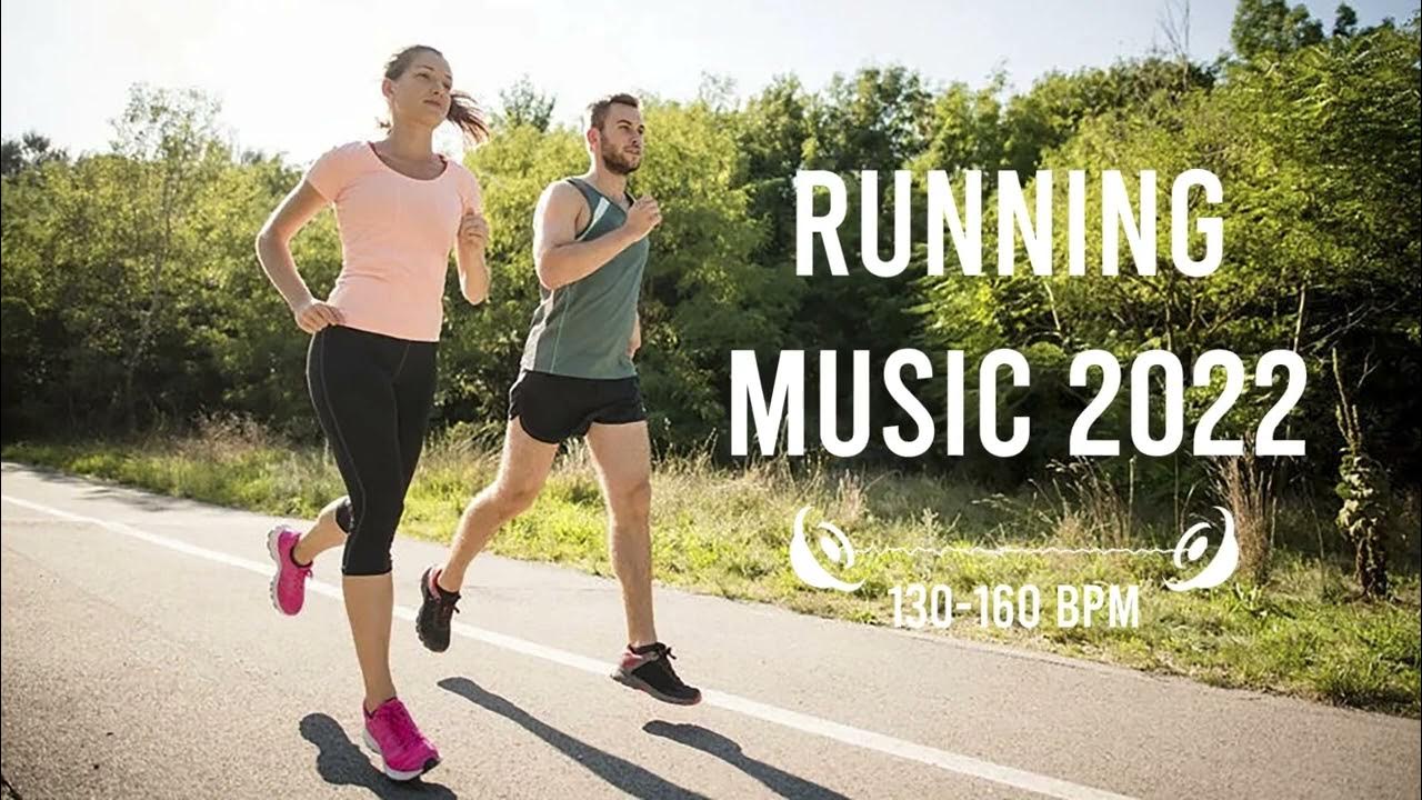 Спортивные люди. Девушка бежит. Running conversation. Пробежка в парке. Вечерняя пробежка.