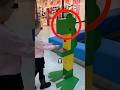 Ella encontró un dragón que da dulces gratis