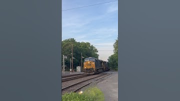 CSX 5424 ES40DC leads CSX M301 through  Piscataway,NJ with a SAAHC & a massive  hornshow!