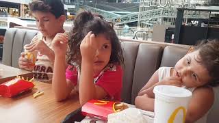 Irmak Merve Ve Ahmet Akşam Yemeği Için Avmye Gittiler