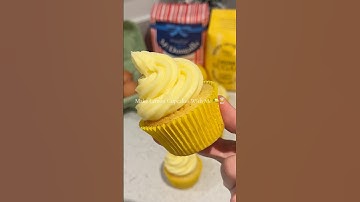 These are the BEST moist Lemon Cupcakes 🍋👩‍🍳 #lemoncupcakes #baking