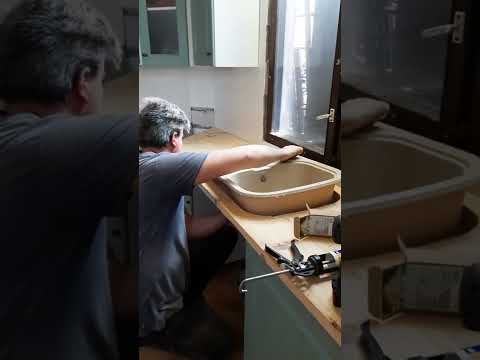 Установка раковины в столешницу на кухне своими руками видео