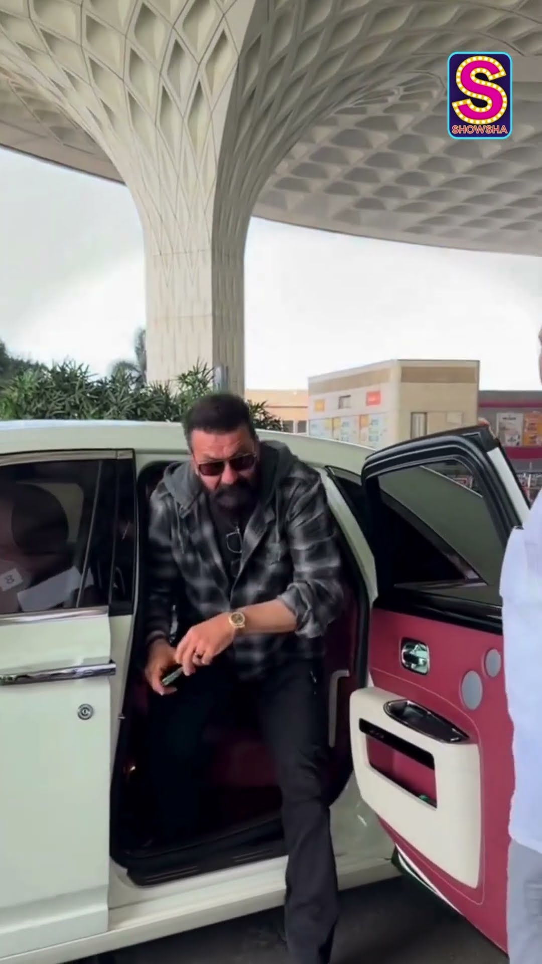 Sanju Baba’s Swaggy Entry At Mumbai Airport In His Rolls-Royce, Gets Papped | Bollywood | N18S