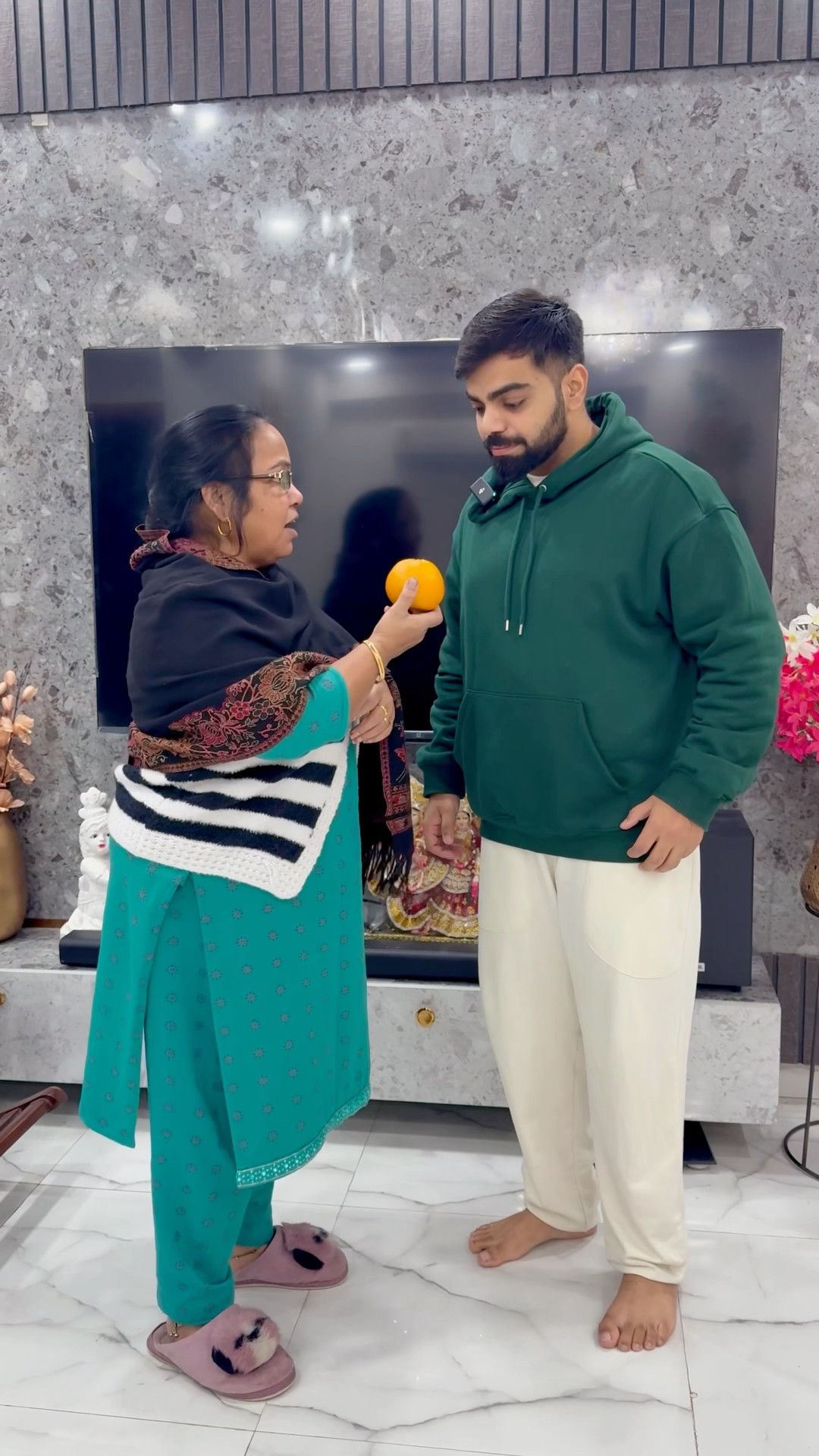 Mummy nai gaurav ko strawberry khane say kyu mana kardiya #shorts #gauravaroravlogs #youtubeshorts