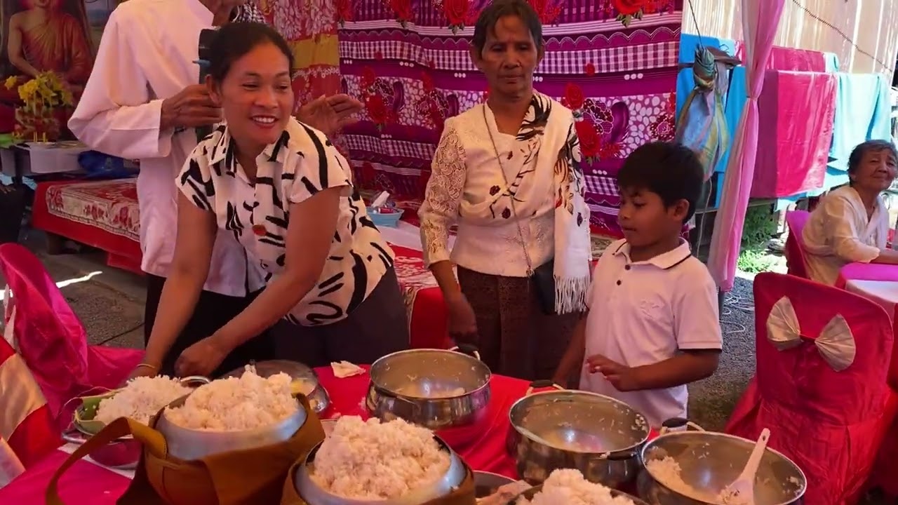 ព្រឹកនេះខ្ញុំបានទៅចូលរូមកម្មវិធីបុណ្យ This morning I went to a festival.