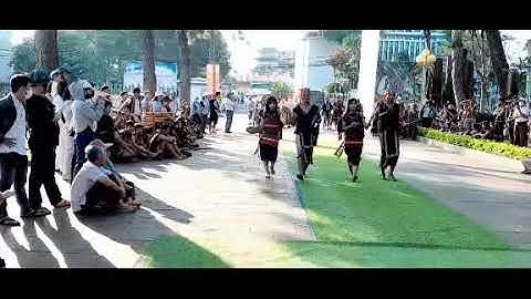 Phần thi nét đẹp văn hoa đoàn nghệ nhân công chiêng huyện kông chro biểu diễn .