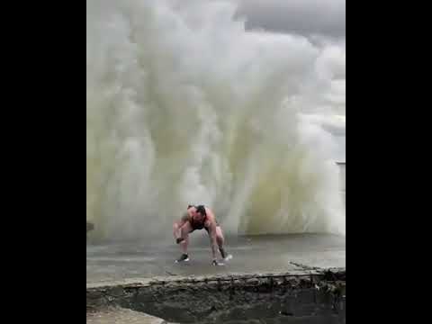Bodybuilder Gets Washed Away By Huge Wave While Stretching on Pier Amidst Storm - 1199496