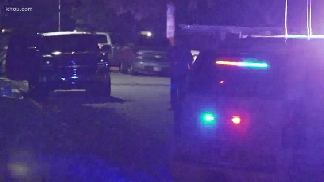 One dead, another critically injured during robbery in SE Houston - YouTube