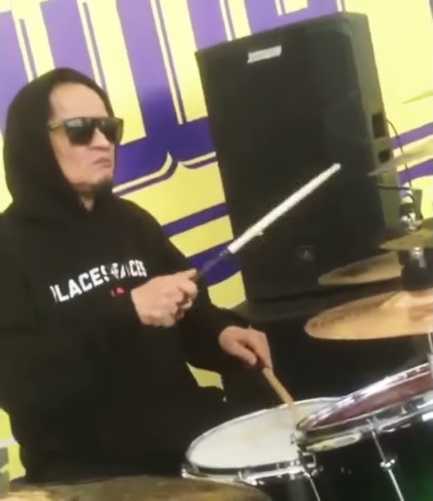 Azis Jamrud Tampil Beda