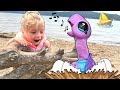 Kin Tin Finds Silly Dancing Turtles On The Beach! Pretend Play with Gotta Go Turdle!