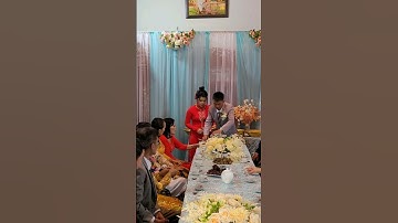 chú rể rót rượu mời hai bên nội ngoại