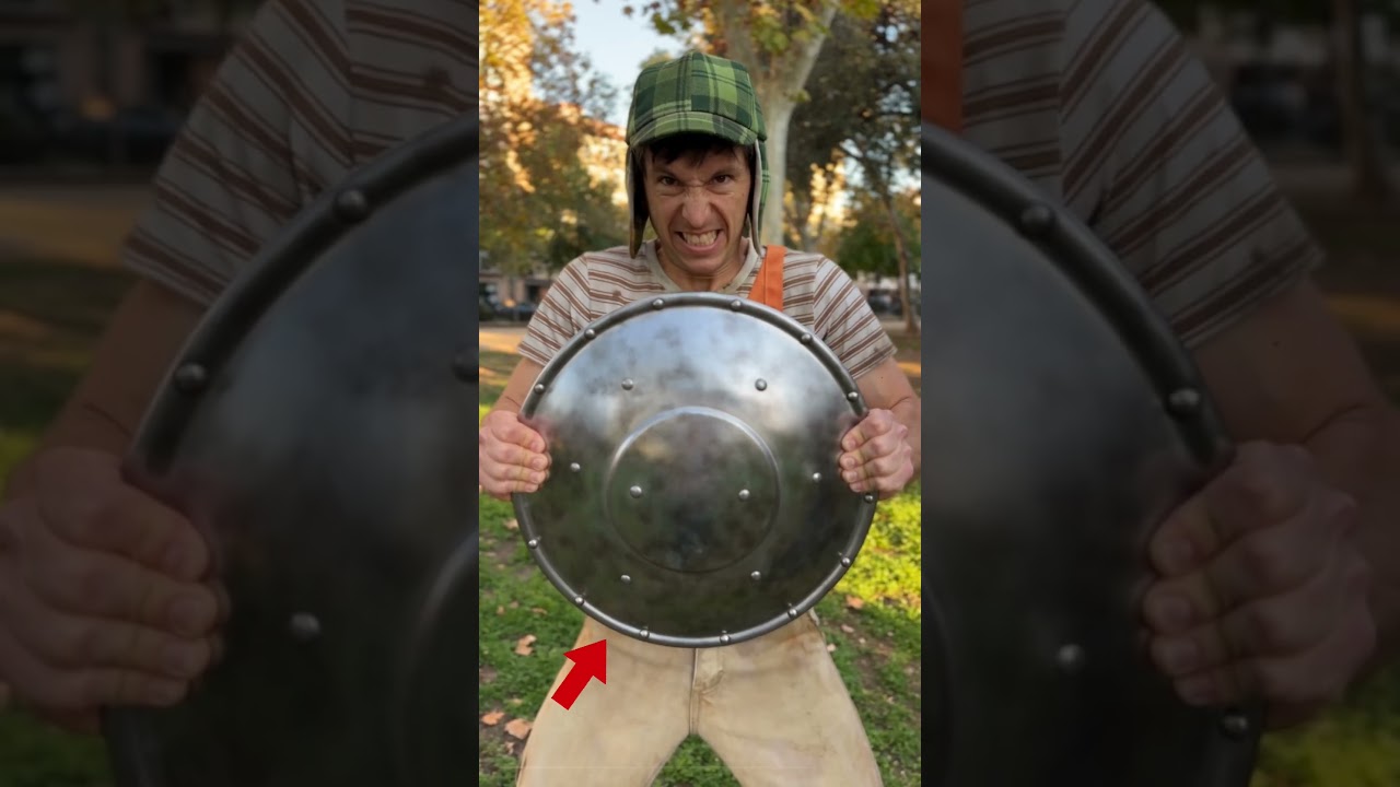 La batalla de fuerza entre dos hombres termina por… 😂# #elchavodel8 #elchavo #kiko #chaves #funny