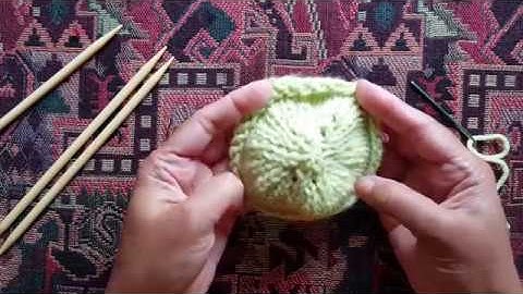 Hat crown finishing: a Knittycat