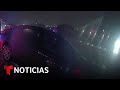 Rescatan a mujer y tres niños de un auto en medio de tormenta | Noticias Telemundo