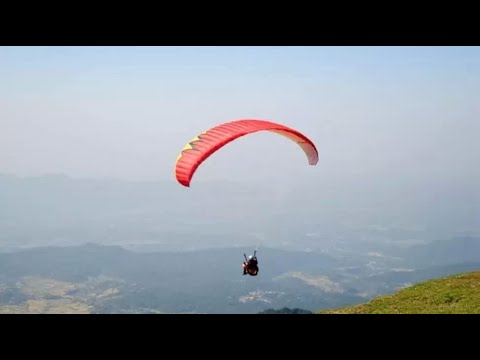 პარაპლანი ტყიბულის თავზე (გადაღებულია ცხრაჯვარიდან)