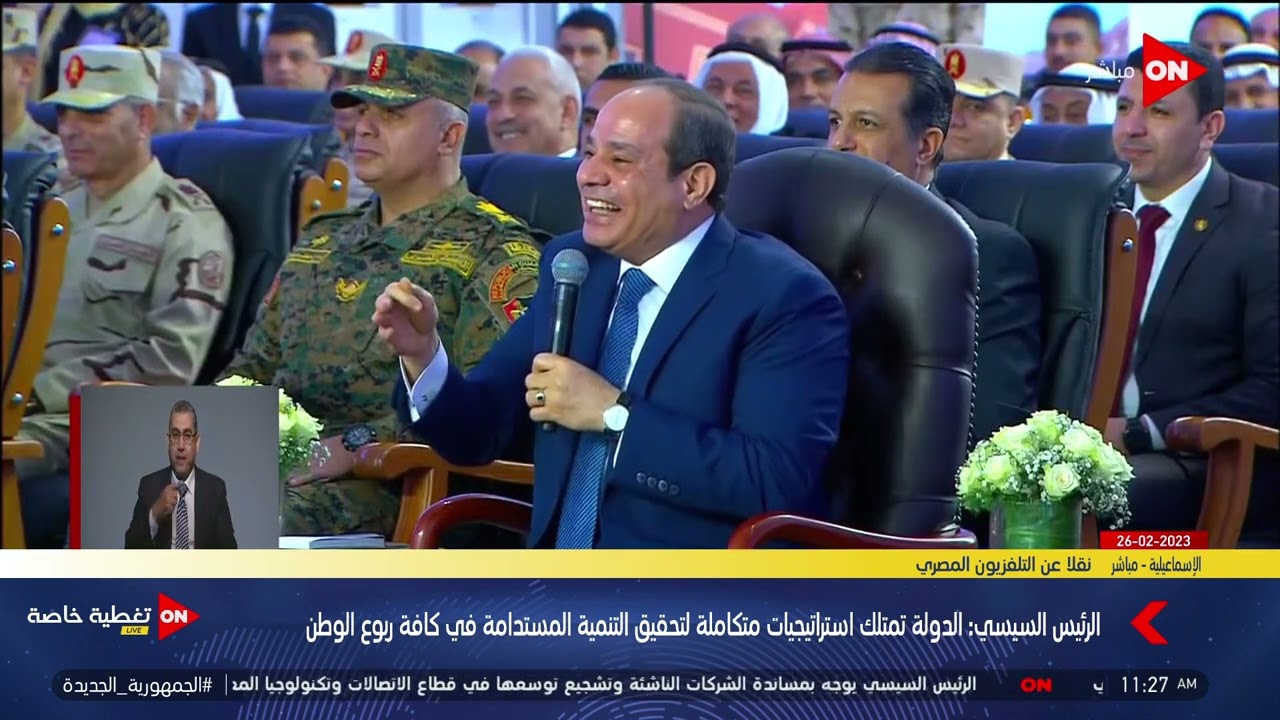 الرئيس السيسي يمازح صاحب إحدى شركات العاملة في سيناء: هتاخد علاوة شرق ولا خلاص