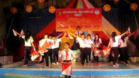 đồng diễn semaphore của chỉ huy đội giỏi q6, ai biết là đang phát câu gì nhe