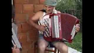 Miniatura de vídeo de "Majstor Dzogula se igra sa harmonikom dok ga drugari posmatraju."