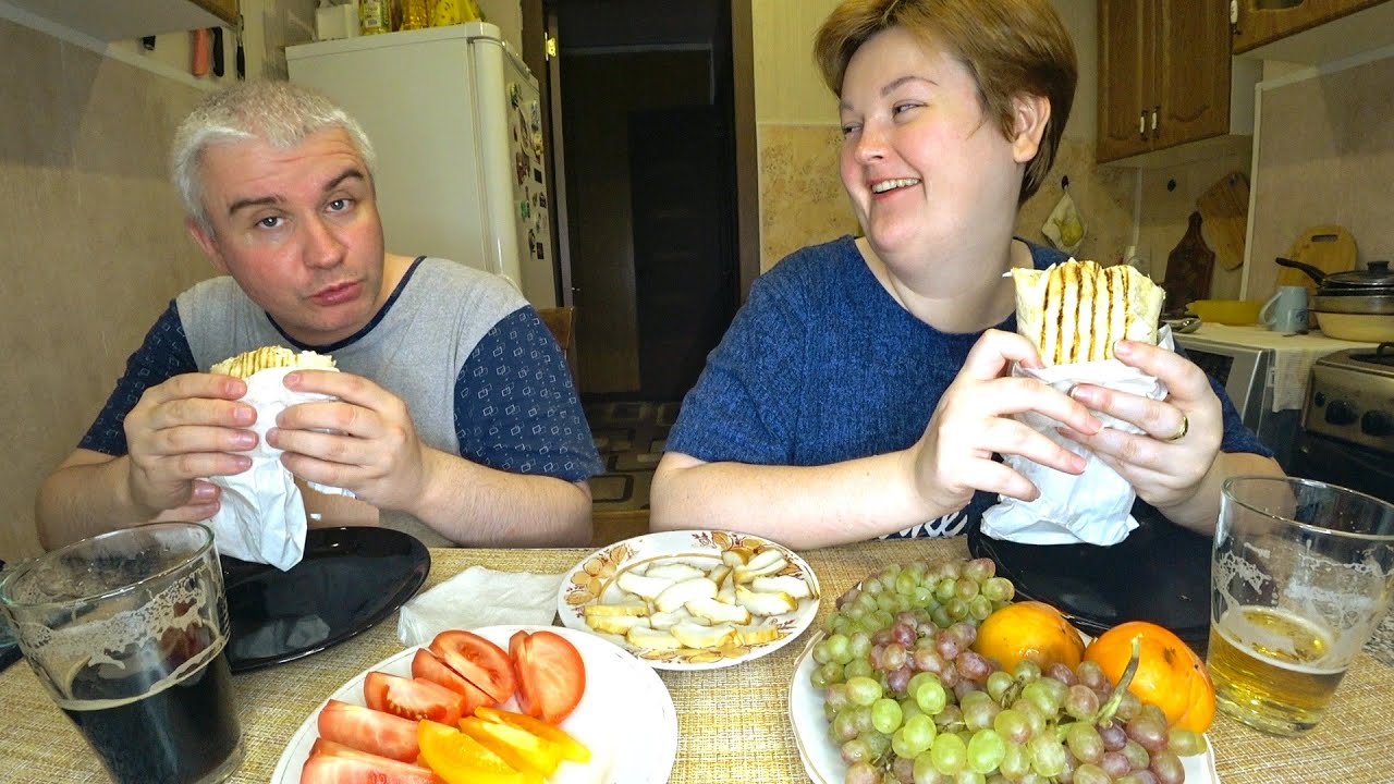 Мукбанг лопаем 😋 ОГРОМНЫЕ ШАУРМЫ 🌯🌮 на ужин 🍺 ПИВО и кальмар 🐙 Жизнь в радость