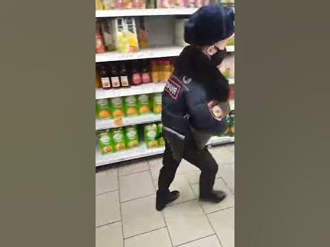Полиция проверяет маски в магазине - YouTube